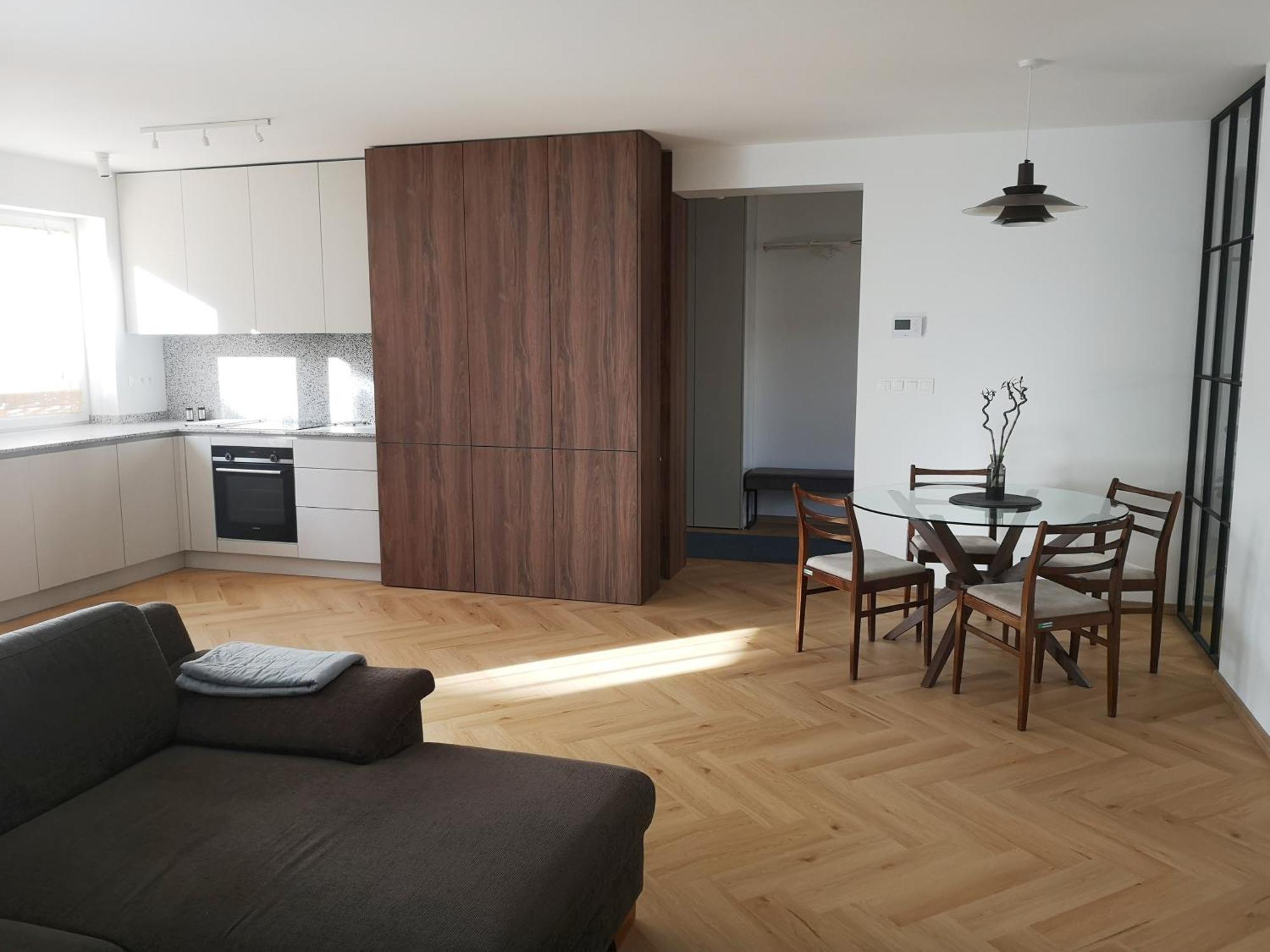 Beautiful New Apt In Old Town Near Train Station - Free Parking Μπρατισλάβα Εξωτερικό φωτογραφία